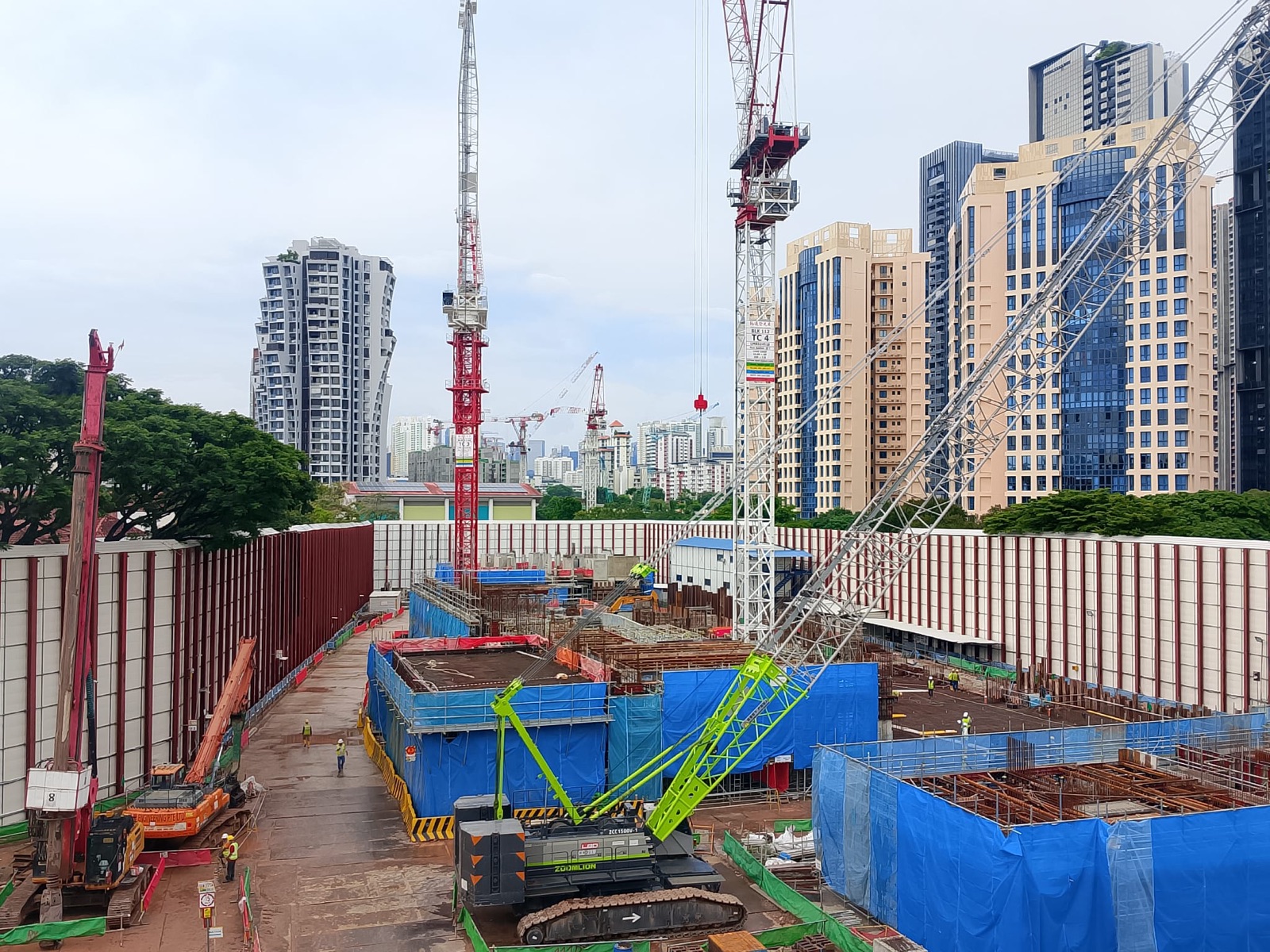 Alexandra Vista structural works with tower cranes
